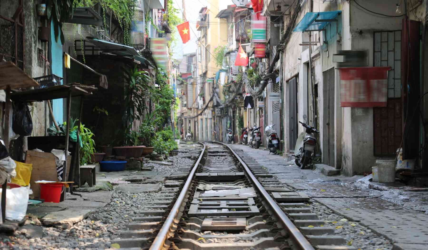 train-street-vietnam-2