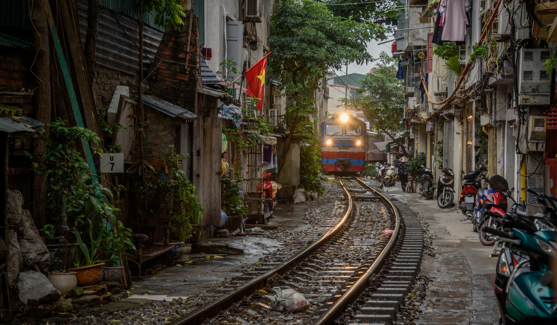 train-street-vieux-quartier-hanoi